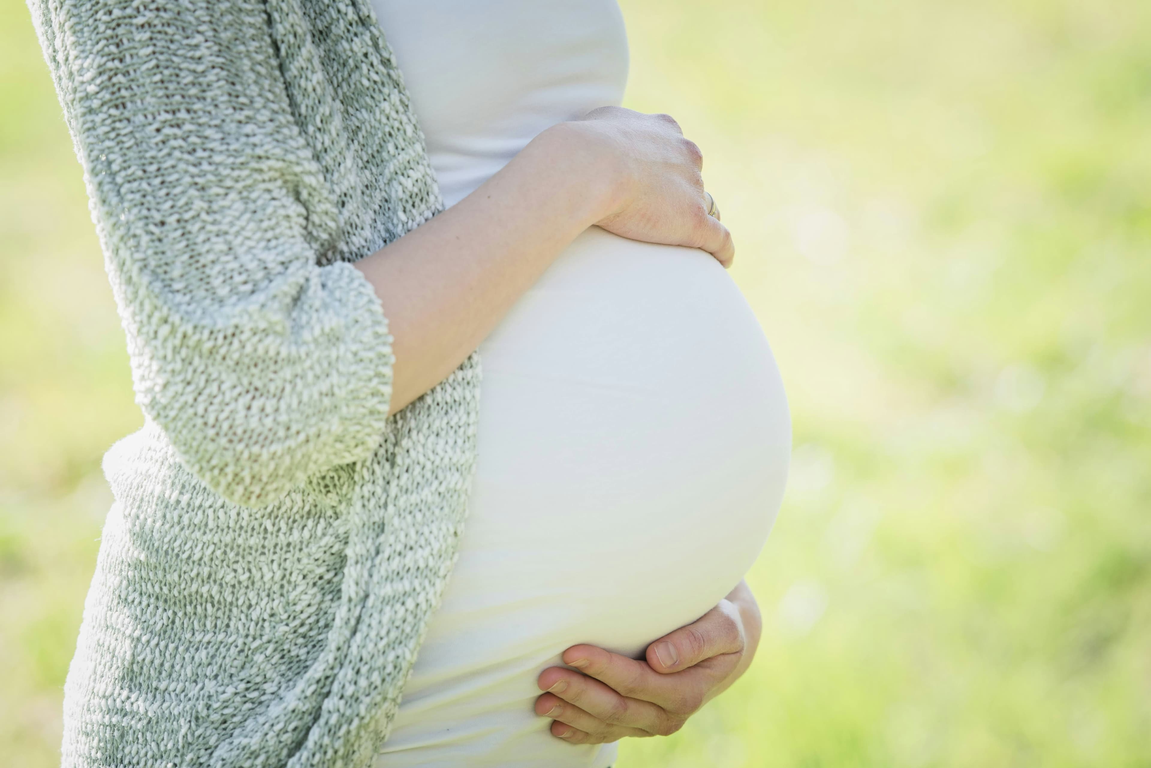 Salário-maternidade para brasileiras no exterior: o prazo de 5 anos que pode custar até R$ 36 mil